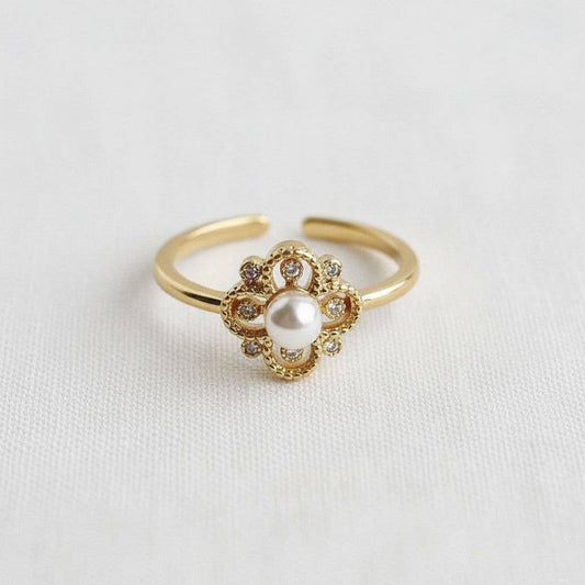 Regal Vintage-Inspired Ring